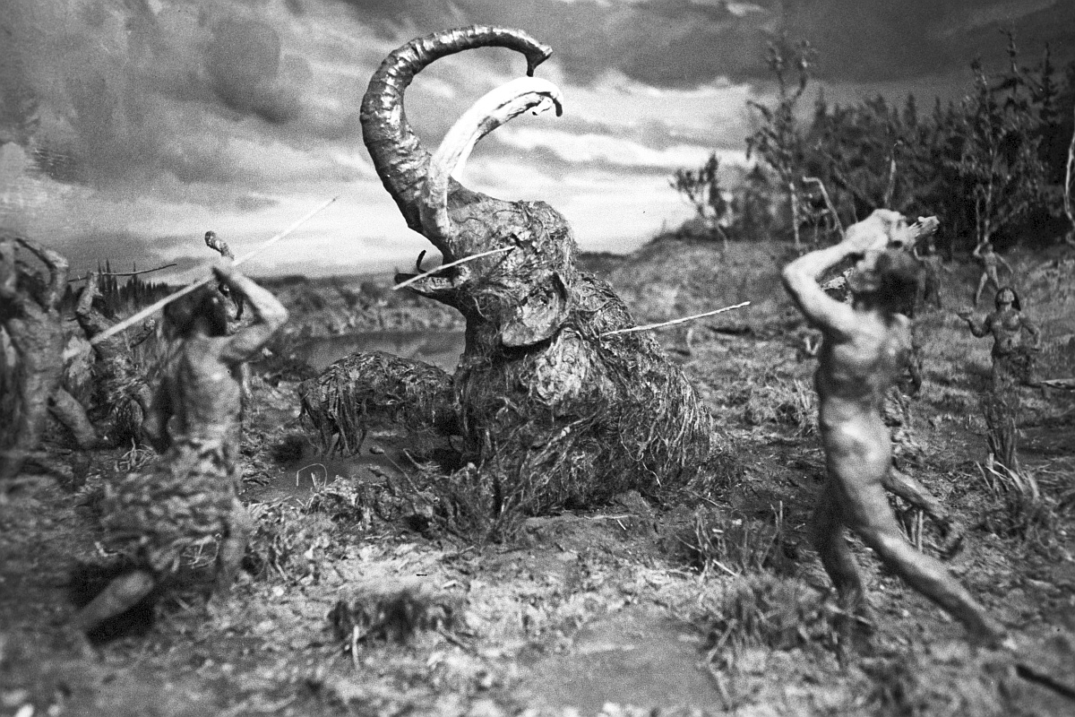 Охота на мамонта была делом опасным и непростым. На фото: диорама "Охота на мамонта" в Ленинградском зоологическом музее.
