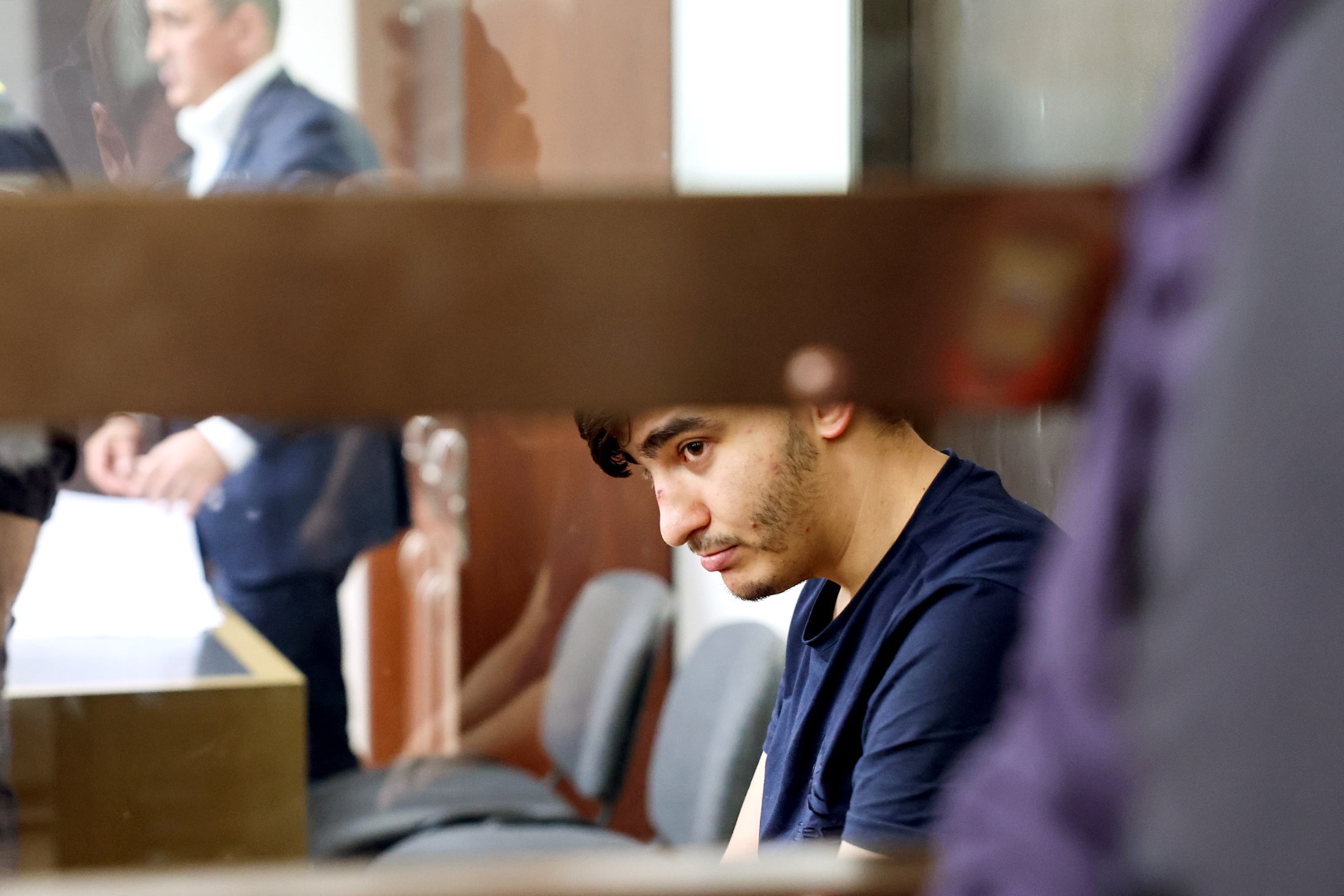 Шахин Аббасов, обвиняемый в убийстве москвича из-за замечания о парковке, в зале заседаний Замоскворецкого суда в Москве.