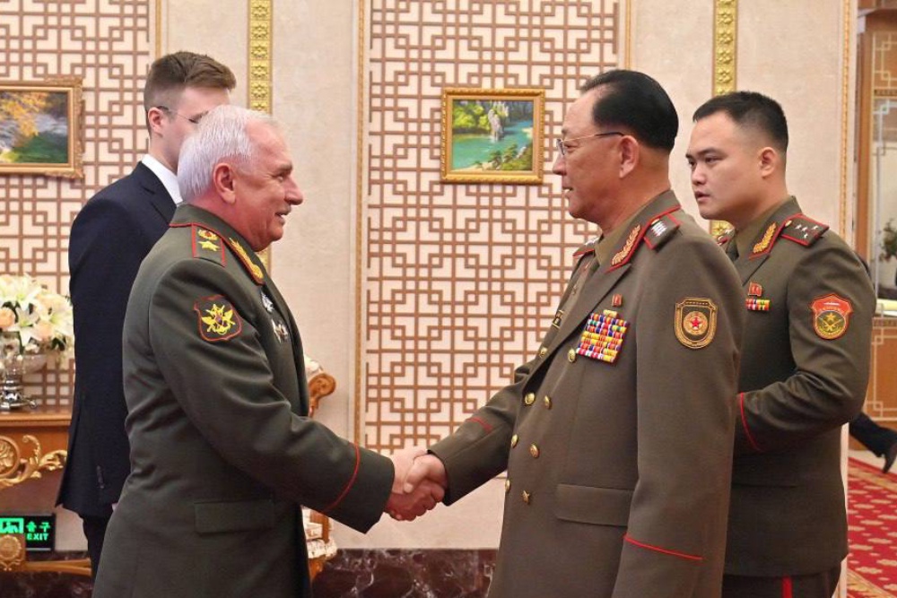 Заместитель министра обороны России, начальник Главного военно-политического управления ВС РФ Виктор Горемыкин и министр обороны Северной Кореи Но Гван Чхоль.