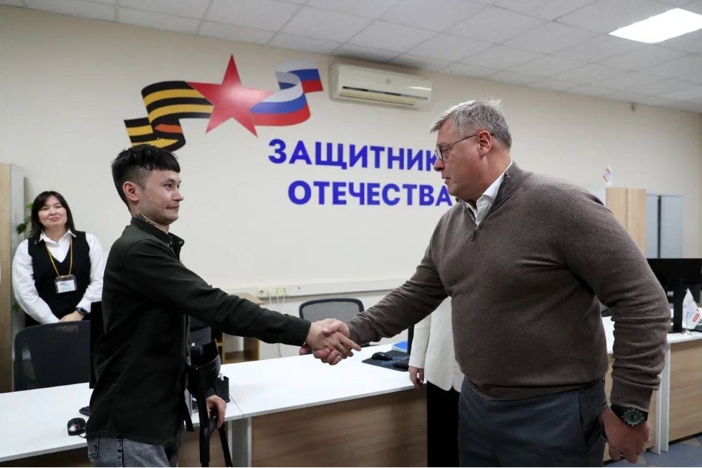 В Астрахани ветерану спецоперации Радмиру Жалмуханову вручили адаптированный автомобиль с ручным управлением