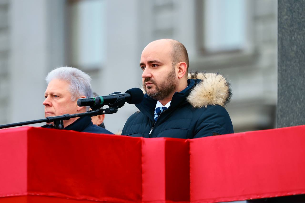 Губернатор Вячеслав Федорищев приветствовал участников и гостей парада, приехавших в Самару из 58 стран и территорий.