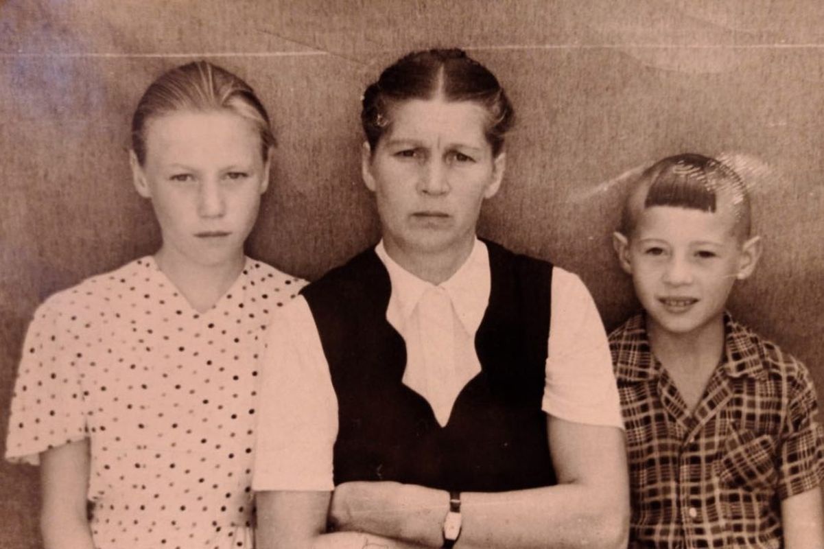 Моя мама, бабушка Маша и крестный дядя Коля.