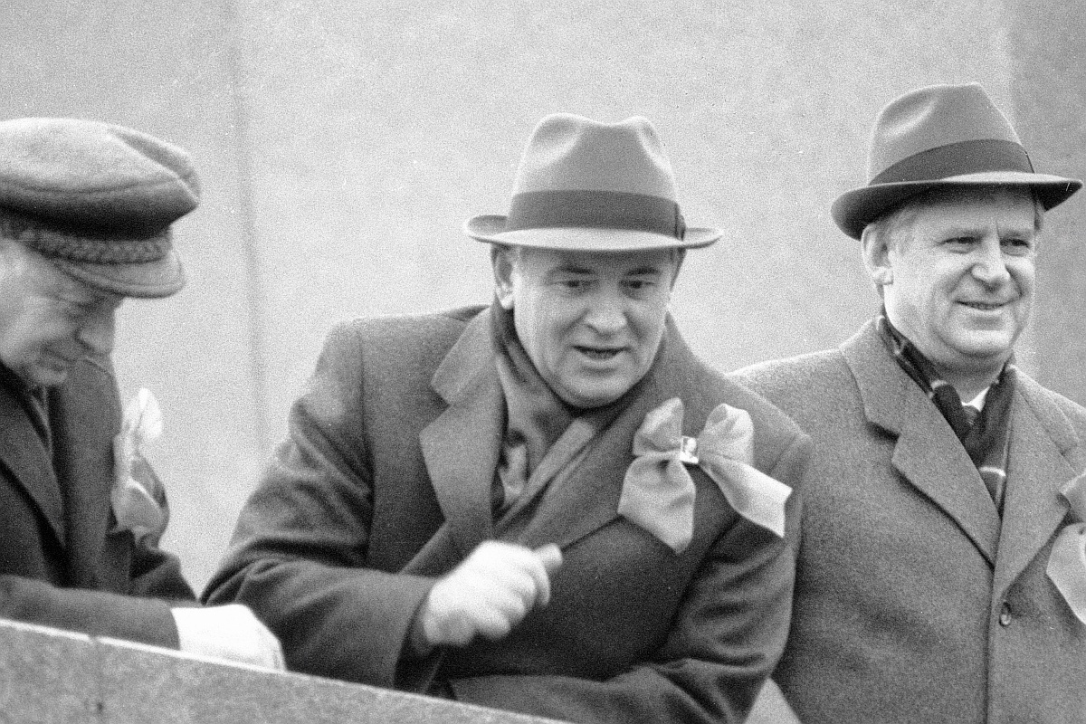 Михаил Горбачев не верил, что покушение было настоящим, говорил: это скорее инсценировка, чтобы его запугать. Михаил Горбачев не верил, что покушение было настоящим, говорил: это скорее инсценировка, чтобы его запугать.