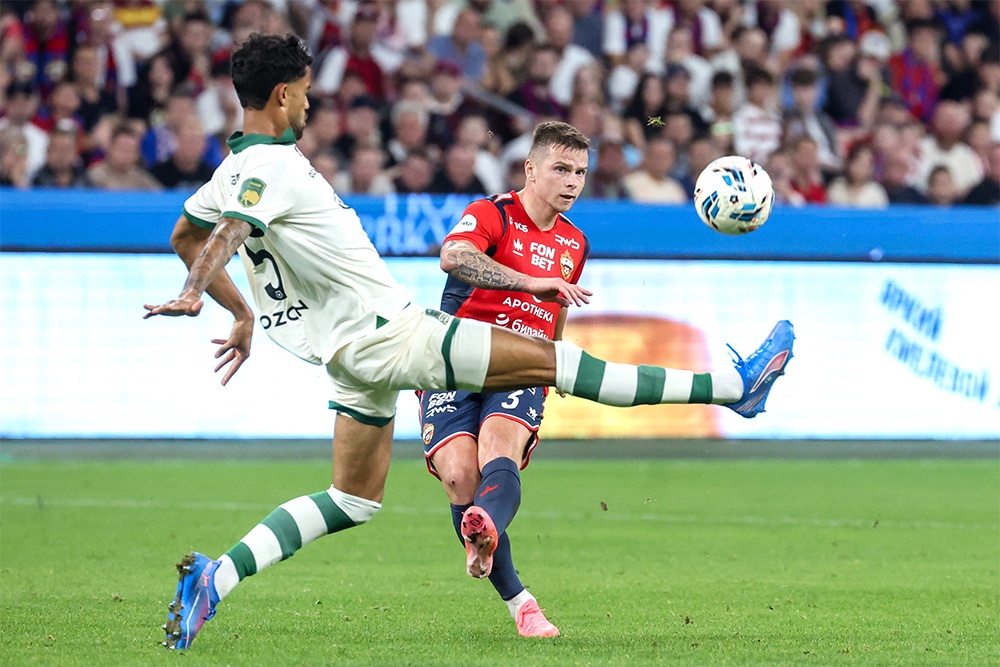 "Краснодар" и ЦСКА - в лидерах Премьер-лиги после половины чемпионата. Их очный матч в первом круге завершился вничью - 1:1.