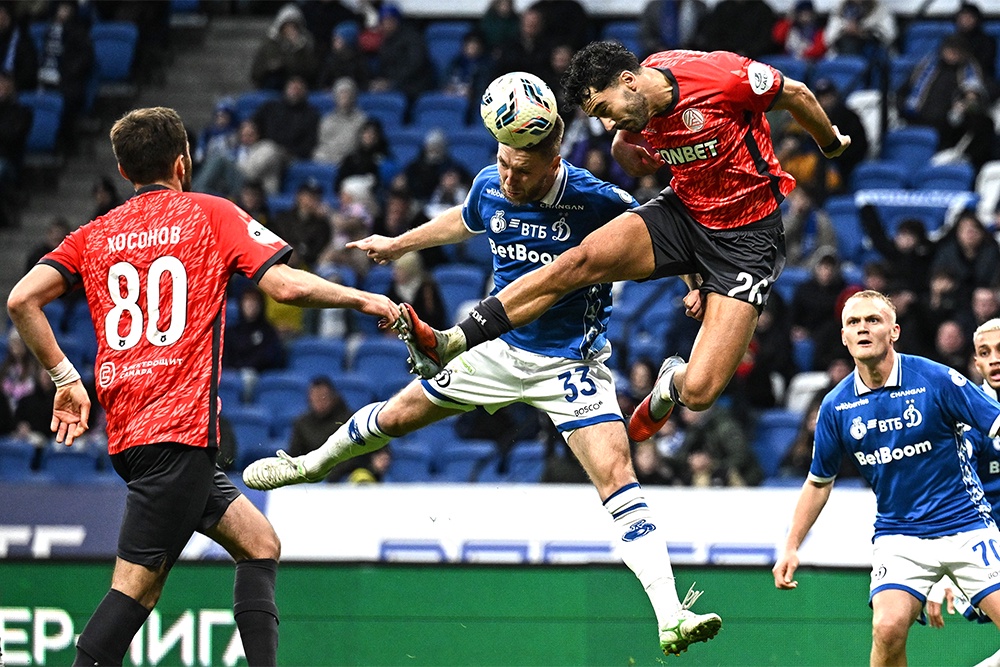 Гола Ивана Сергеева (№ 33) не хватило "Динамо", чтобы спастись от поражения в матче с "Акроном".