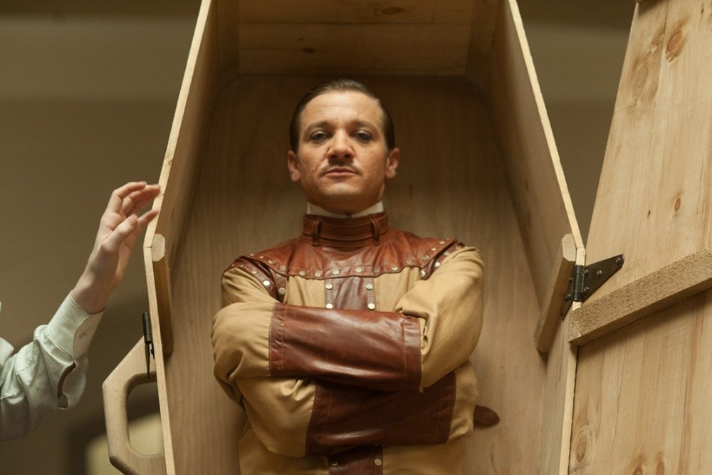 Актер Джереми Реннер в фильме "Роковая страсть".