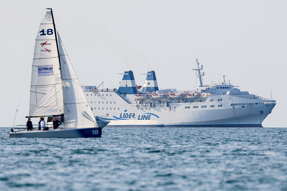 Шестипалубный паром постоял на рейде у Сочи и вернулся в Трабзон.