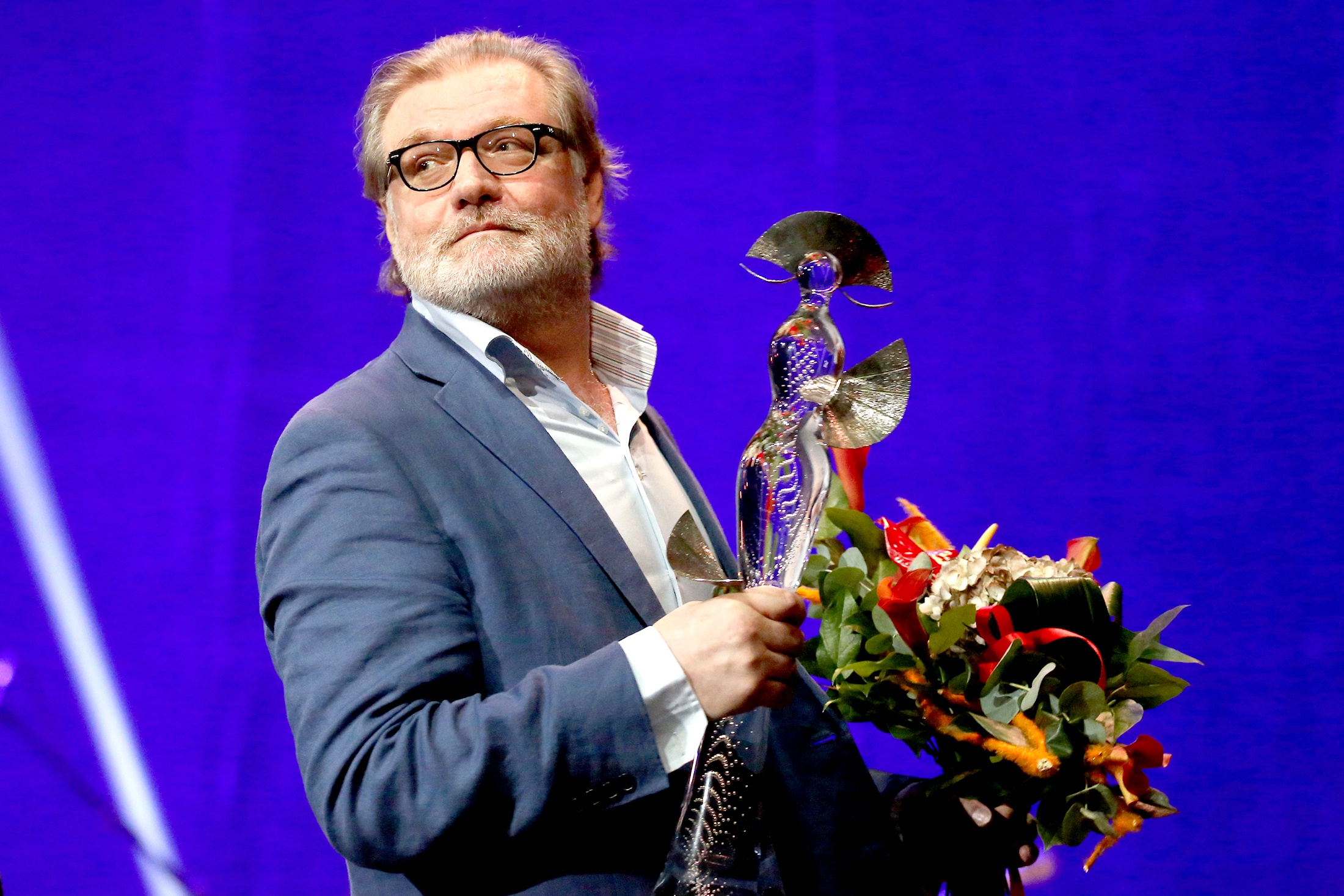 2016 год. Актер Владимир Симонов победивший в номинации "Лучшая мужская роль" (Минетти в спектакле "Минетти"), на церемонии награждения лауреатов театральной премии "Хрустальная Турандот" в театре им. Е. Вахтангов. 