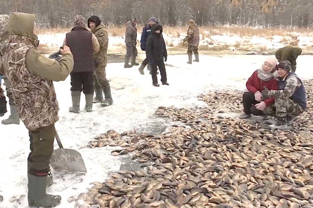 В каждом селе на мунхе отбирают самую лучшую рыбу для семей военнослужащих.