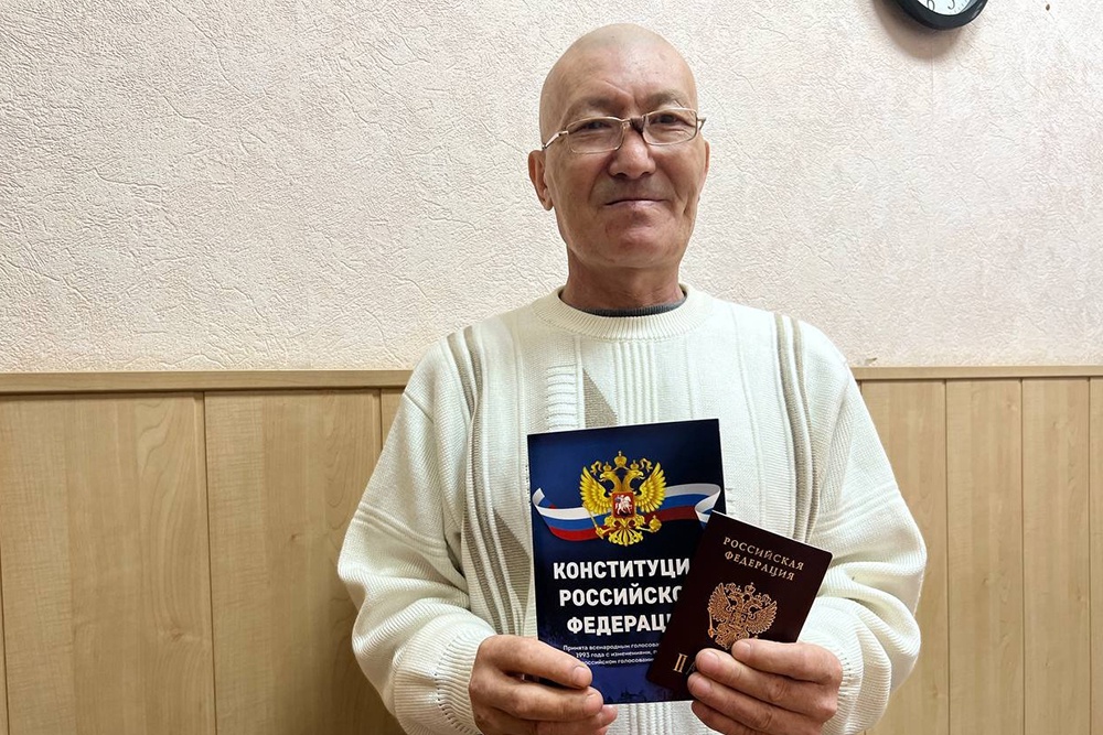 Теперь Леонид Тен сможет наконец-то вступить в брак и стать своим мальчишкам официальным отцом.