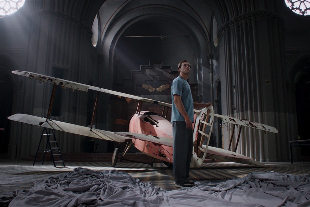 Фильм назван "Авиатор", но он скорее о полетах во сне и наяву, а его герой проснулся после эксперимента по крионике спустя 100 лет.