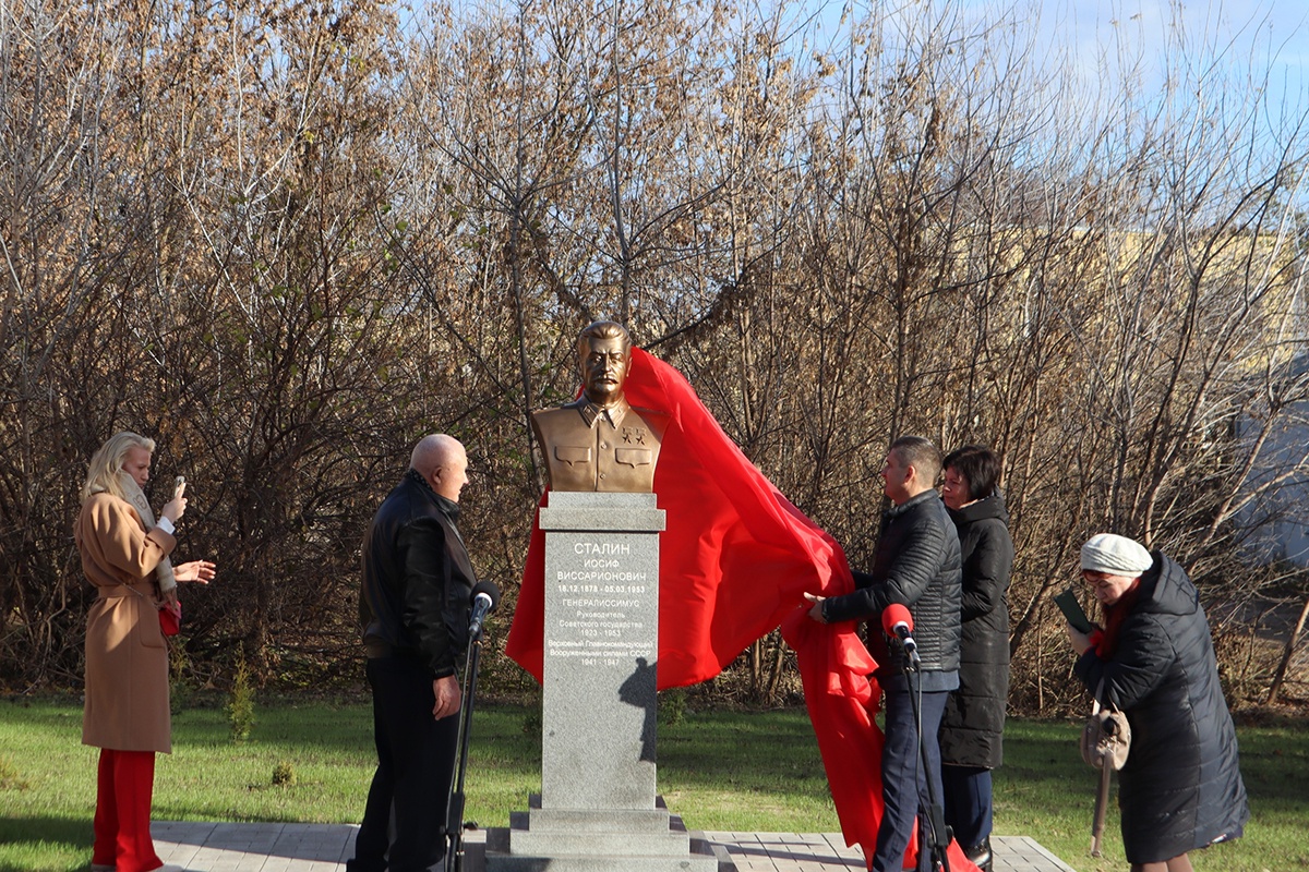 В селе Тросна Орловской области установили вот такого Сталина. В селе Тросна Орловской области установили вот такого Сталина.