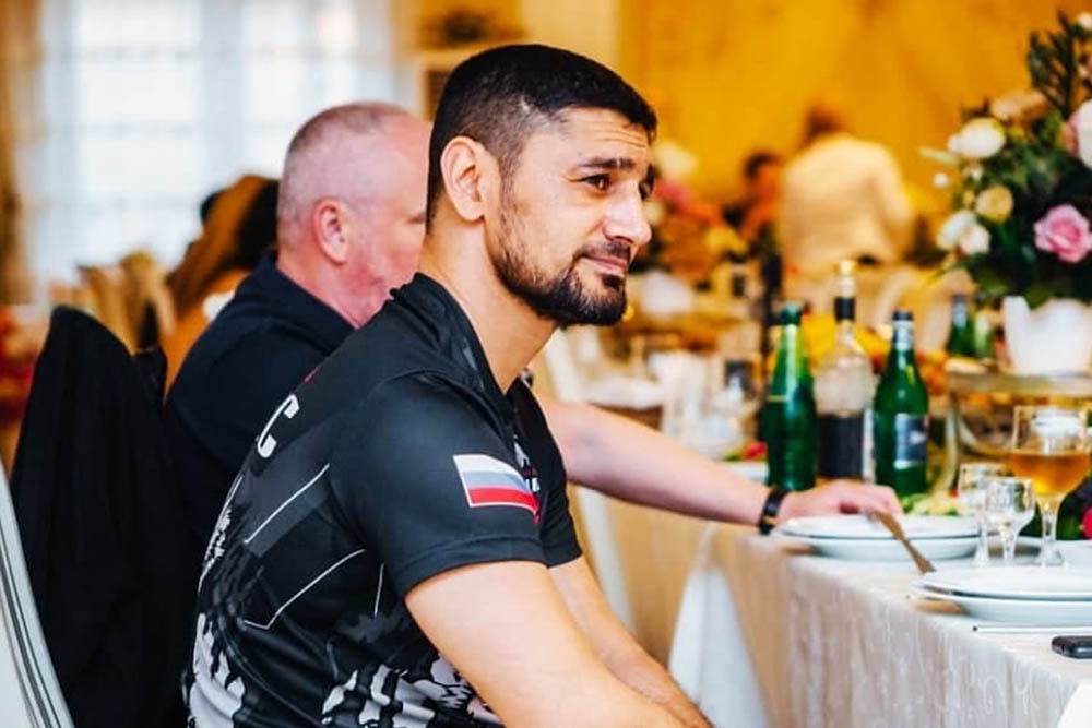 Джабар пошел сражаться за Новороссию против украинского национализма в 2014 году, а в 2017 году подорвался на мине и лишился обеих ног. И вот теперь он снова будет ходить.