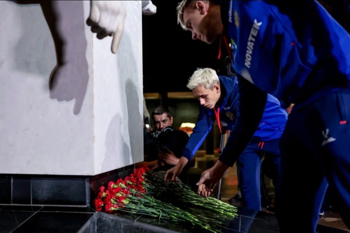 Футболисты сборной России Александр Сильянов и Алексей Батраков возлагают цветы к мемориалу на Мамаевом кургане в Волгограде. Футболисты сборной России Александр Сильянов и Алексей Батраков возлагают цветы к мемориалу на Мамаевом кургане в Волгограде.