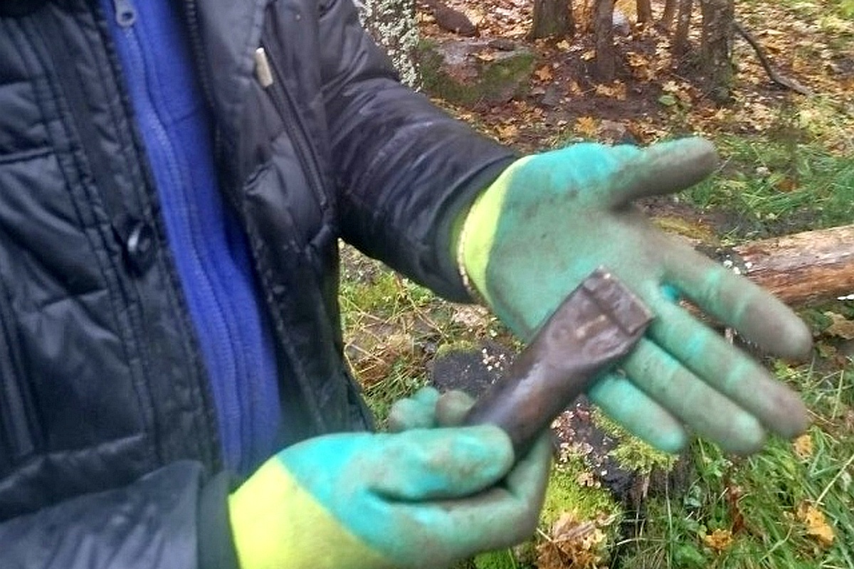 Хотя гильза немецкая, но это, как считают поисковики, ничего не значит. Рядом похоронен русский боец. Хотя гильза немецкая, но это, как считают поисковики, ничего не значит. Рядом похоронен русский боец.