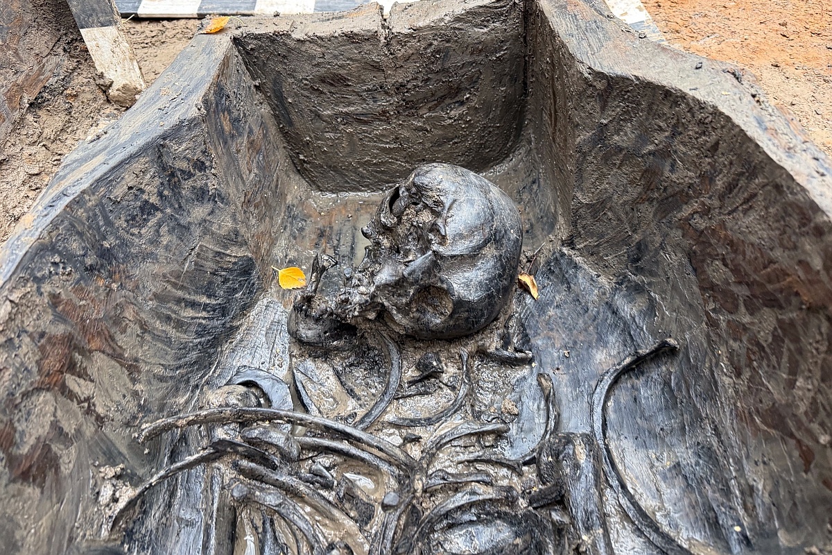 В одном из захоронений попался свиной зуб, были и венчики от керамической посуды. Как предполагают специалисты, это следы какого-то неизвестного ранее обряда.