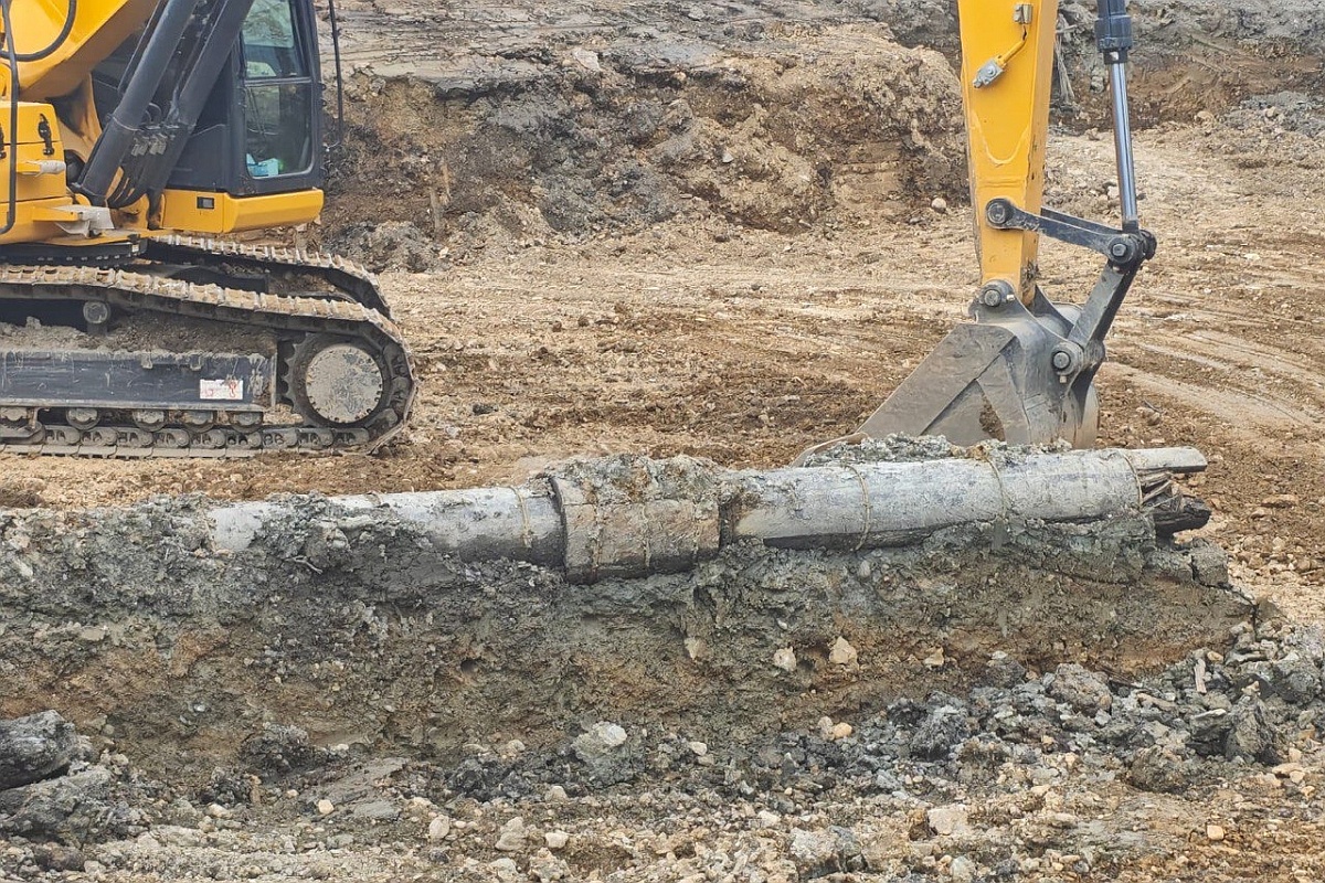 Под землей обнаружился фрагмент деревянного водовода длиной в несколько метров.