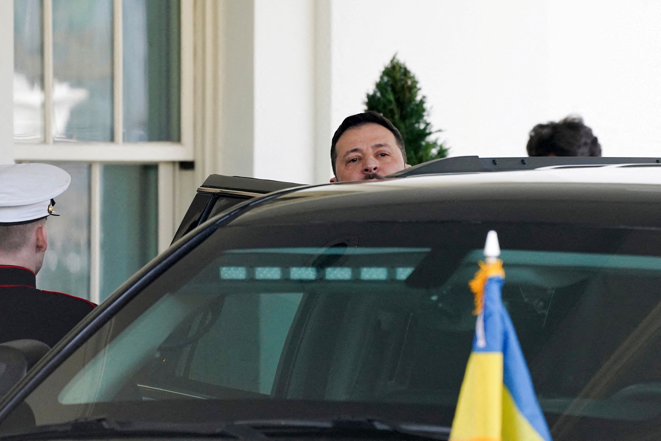 После перепалки с Трампом Зеленского выпроводили из Белого дома. Но он урок не усвоил и продолжил выступать за войну