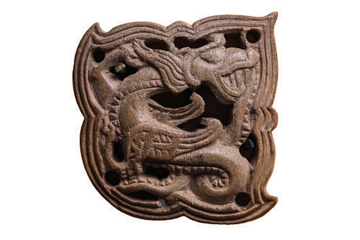 Роговая накладка с изображением дракона. Великий Новгород, Неревский раскоп.