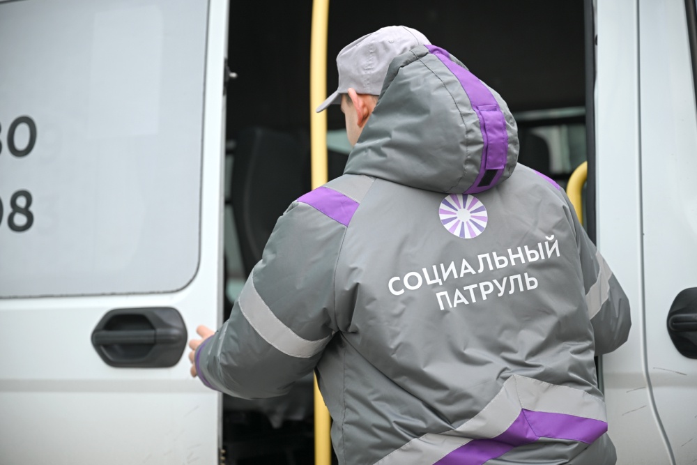 В Москве открываются пять мобильных пунктов обогрева для бездомных.