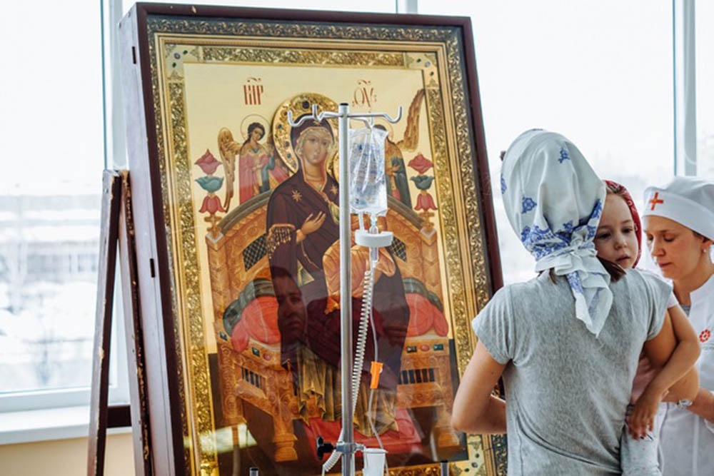О выздоровлении от онкологии молятся перед чудотворной иконой Богородицы "Всецарица".