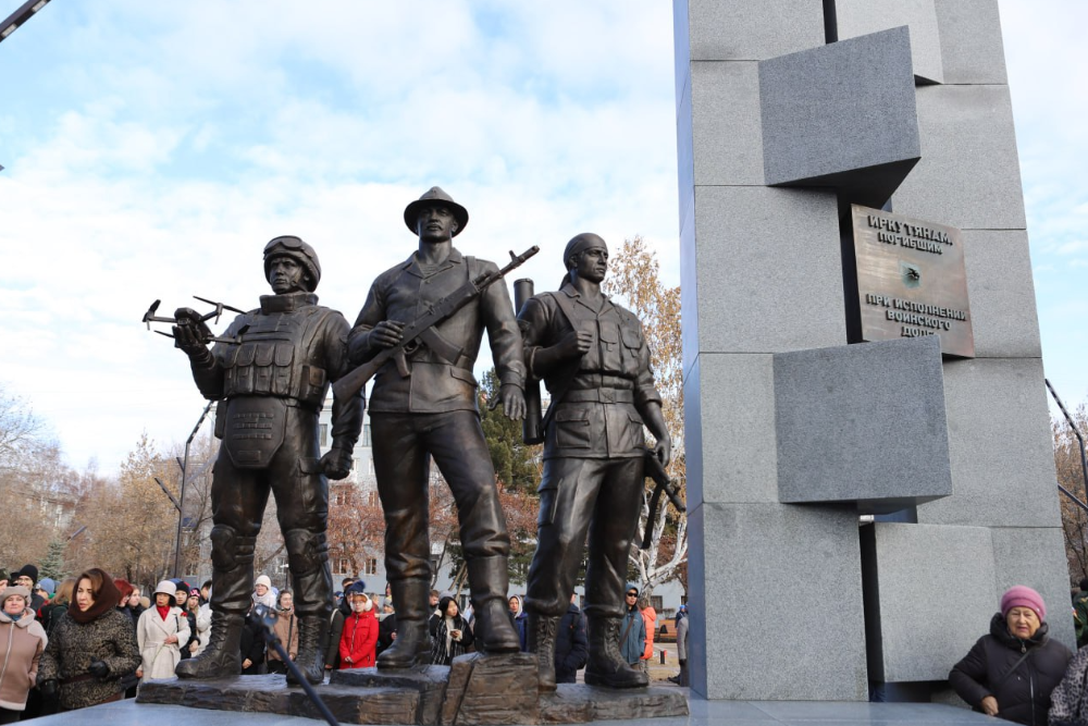 Бронзовая скульптура "Дед, отец и сын", украсившая иркутскую площадь Декабристов, увековечила российских воинов трех поколений.