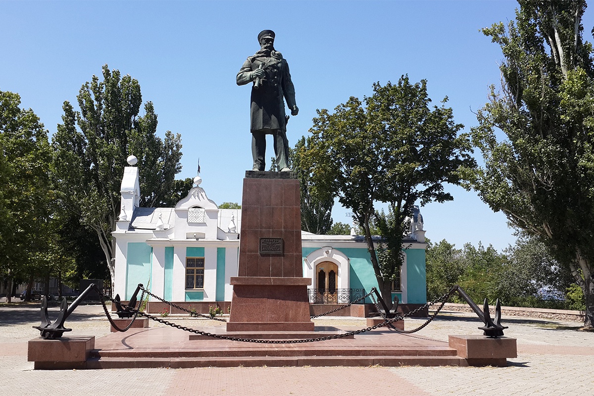 С постамента Макарову в Николаеве уберут символику, включая государственные знаки и русскоязычную надпись. Уберут с памятника и слова "вице-адмирал" и "погиб на броненосце "Петропавловск".