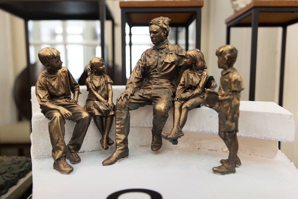 Победу в конкурсе одержал этот проект. Здесь Гайдар в окружении тимуровцев.