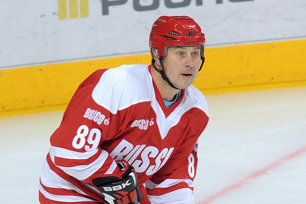 Завершив игровую карьеру, Александр Могильный остался в хоккее: он в руководстве "Амура", выступает за ветеранов.