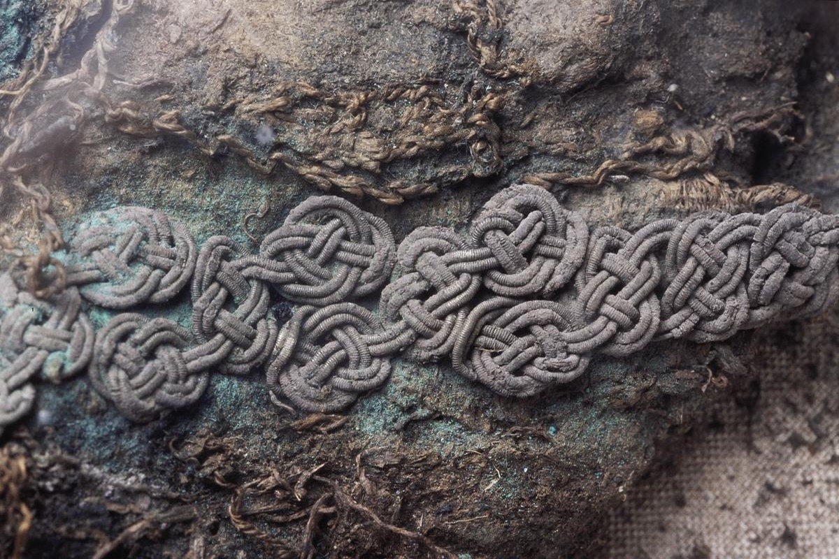 Вышивка украшала в Х - первой половине XI века платье богатого торопчанина. И он был, вероятно, скандинавского происхождения.