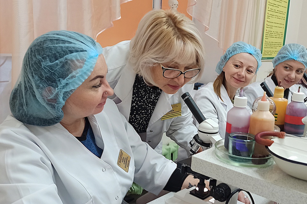 На практических занятиях в лаборатории студенты изучают основы медицинской микробиологии и иммунологии.