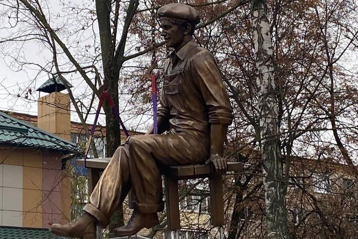 Трактовка образа рабочего здесь необычна.