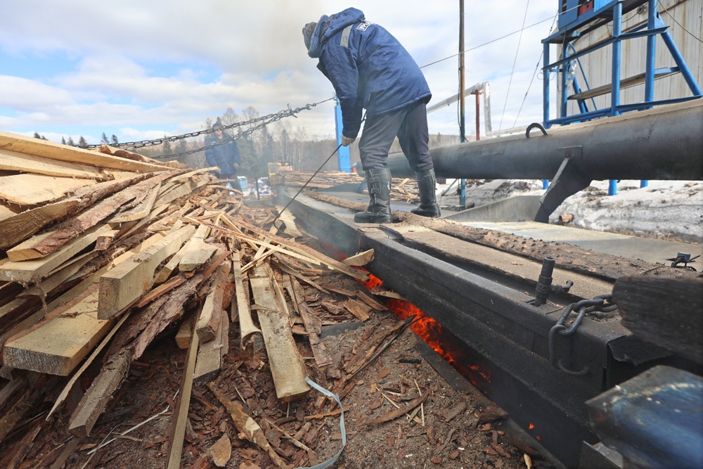 Плюс универсального котла в том, что его можно топить любым местным топливом: углем, отходами деревопереработки, даже соломой.
