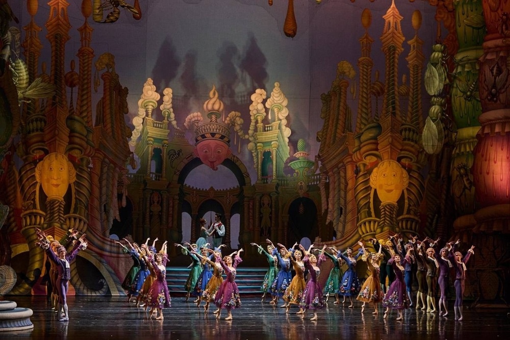 Удовлетворяя спрос публики, Мариинский театр даст 35 спектаклей "Щелкунчик" на своей исторической сцене.