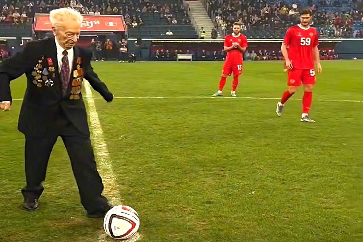 Владимир Колосов наносит первый удар по мячу в матче Россия - Перу.