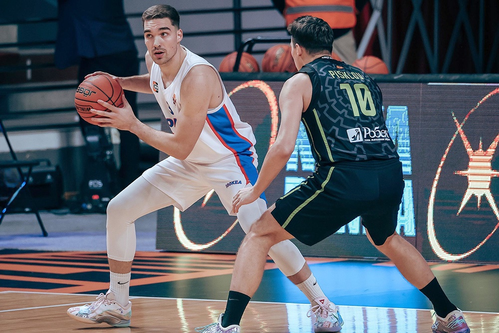 Серебряный призер Олимпиады по баскетболу 3х3 Кирилл Писклов (справа) и в защите отработал, и в нападении преуспел.