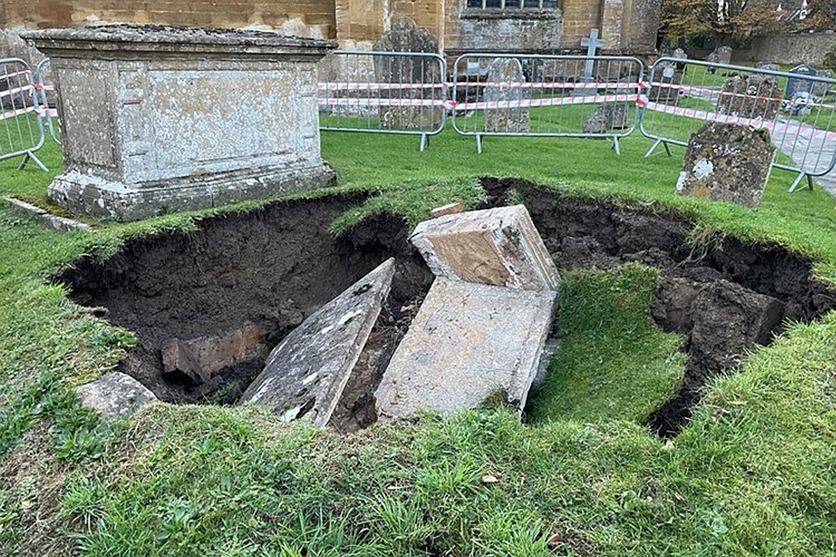 Для исследователей эта находка особенно ценна. Подобные склепы редко сохраняются целыми - со временем они разрушаются, а записи о захоронениях исчезают.