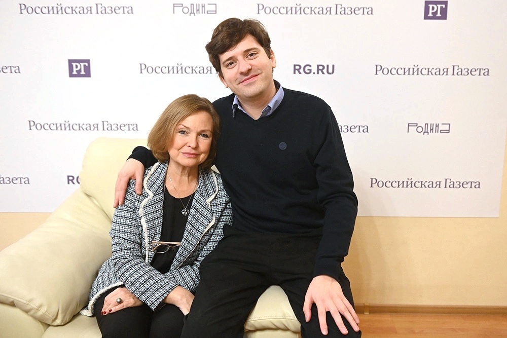 В Северной столице выступил пианист Юлиан Семенов-Брайди, внук писателя Юлиана Семенова. Дочь писателя Ольга Семенова приехала поддержать сына.