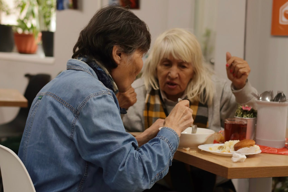 В "Добродомик" приходят не только согреться и поесть, но и пообщаться со сверстниками.