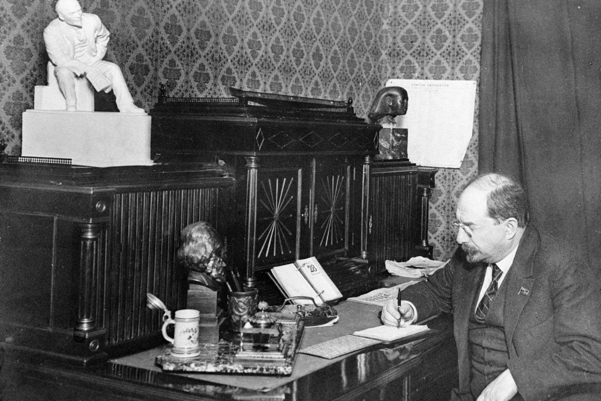 Анатолий Васильевич Луначарский (1875-1933), нарком просвещения СССР в своем рабочем кабинете.