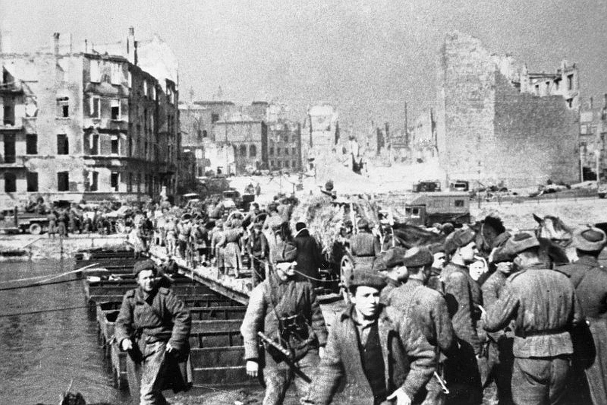 Советские войска 3-го Белорусского фронта вошли в освобожденный город Кенигсберг. Апрель 1945 года.