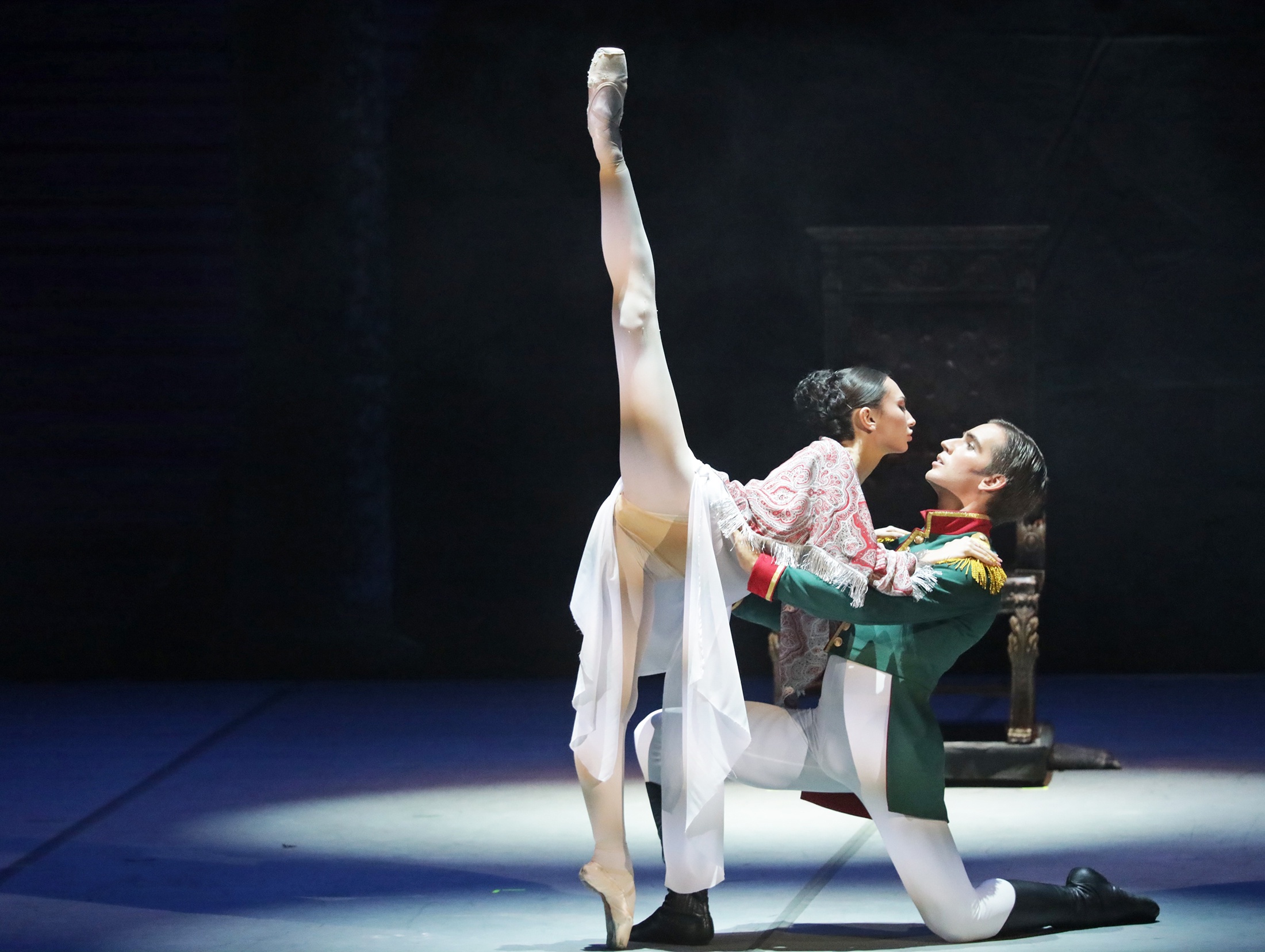 В балете "Война и мир" партию Андрея Болконского исполнил Даниил Росланов, а его жену,
Лизу Болконскую, станцевала Анна Вальчик.