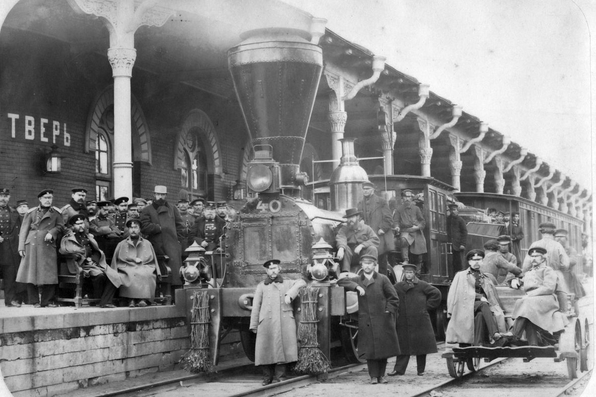 К открытию движения в России построили 164 паровоза и 239 пассажирских вагонов.