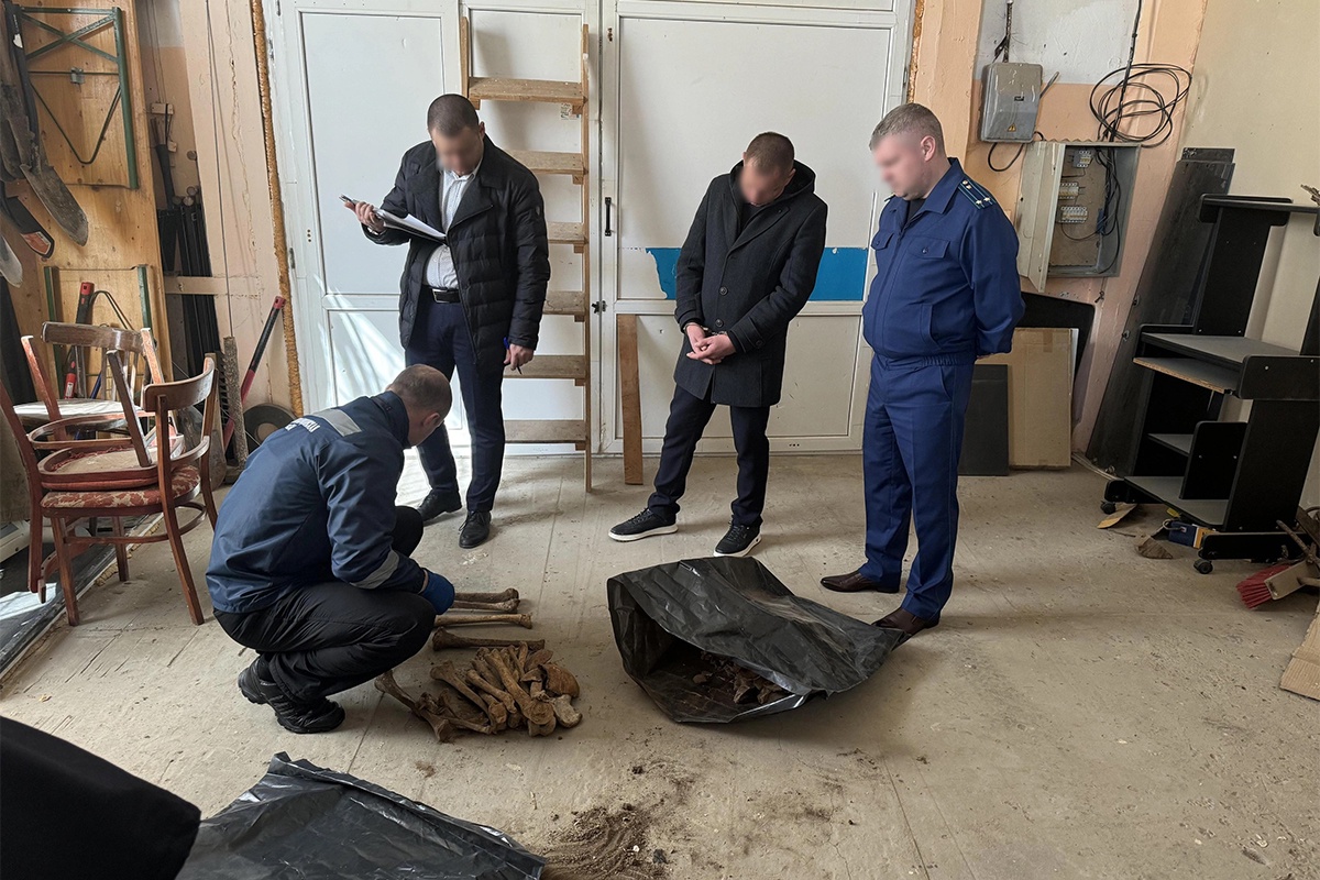 Следователи работают с  эксгумированными останками немецких солдат.