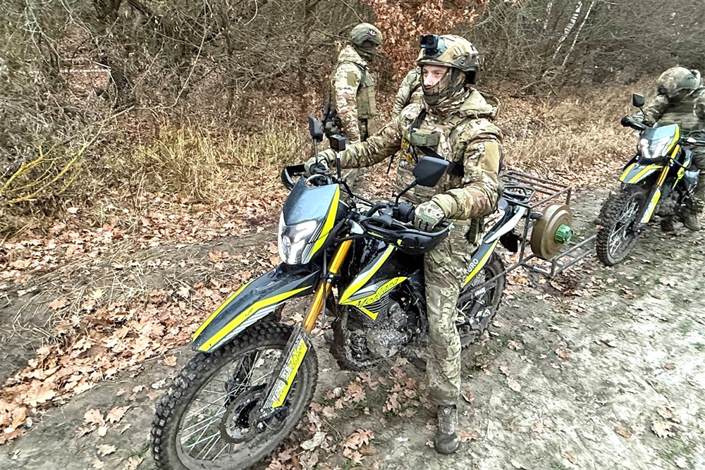 Для быстрой смены позиции используются кроссовые мотоциклы.