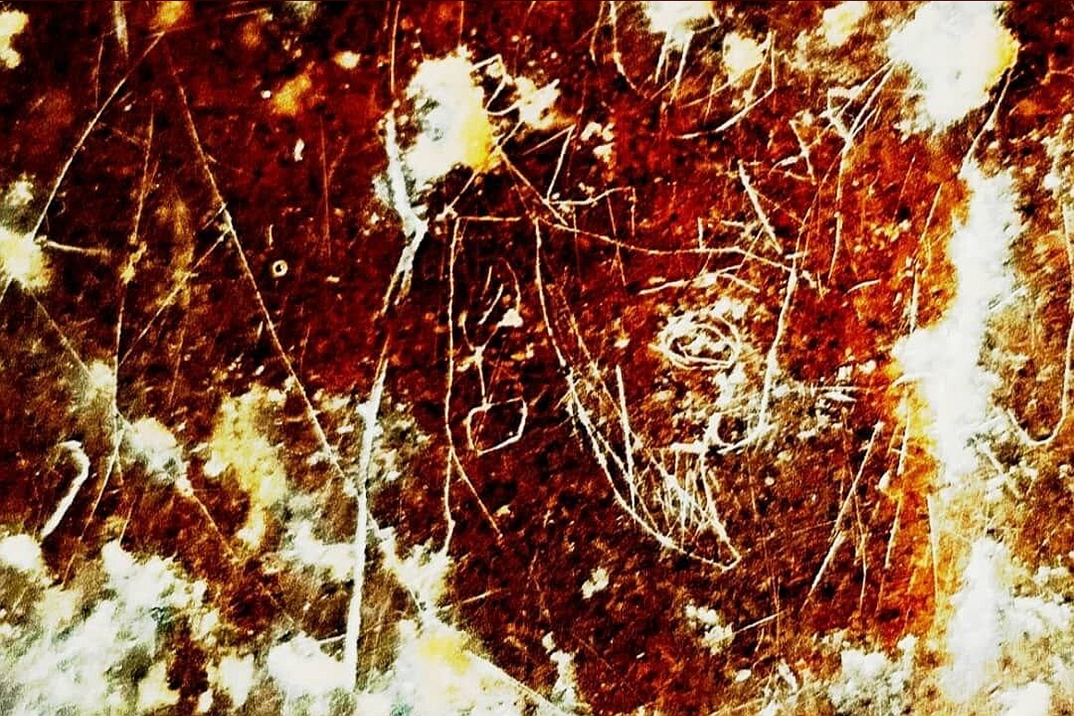 Рельеф изображает фигуру правителя в короне, окруженную символами небесных тел - луной, звездой и диадемой. Рельеф изображает фигуру правителя в короне, окруженную символами небесных тел - луной, звездой и диадемой.