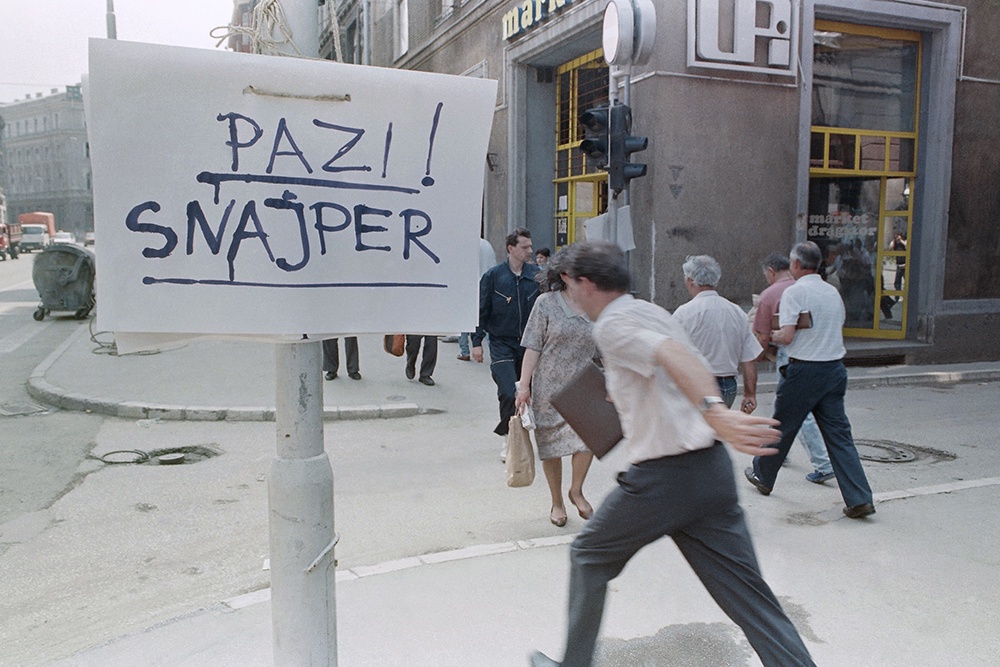 Плакат "Осторожно! Снайперы" на улице Сараево. Стрельбу по жителям вели и "охотники" из Европы.