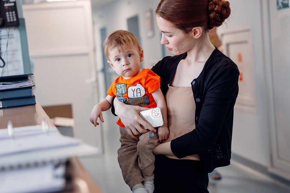 Маленький пациент с мамой перед выпиской.