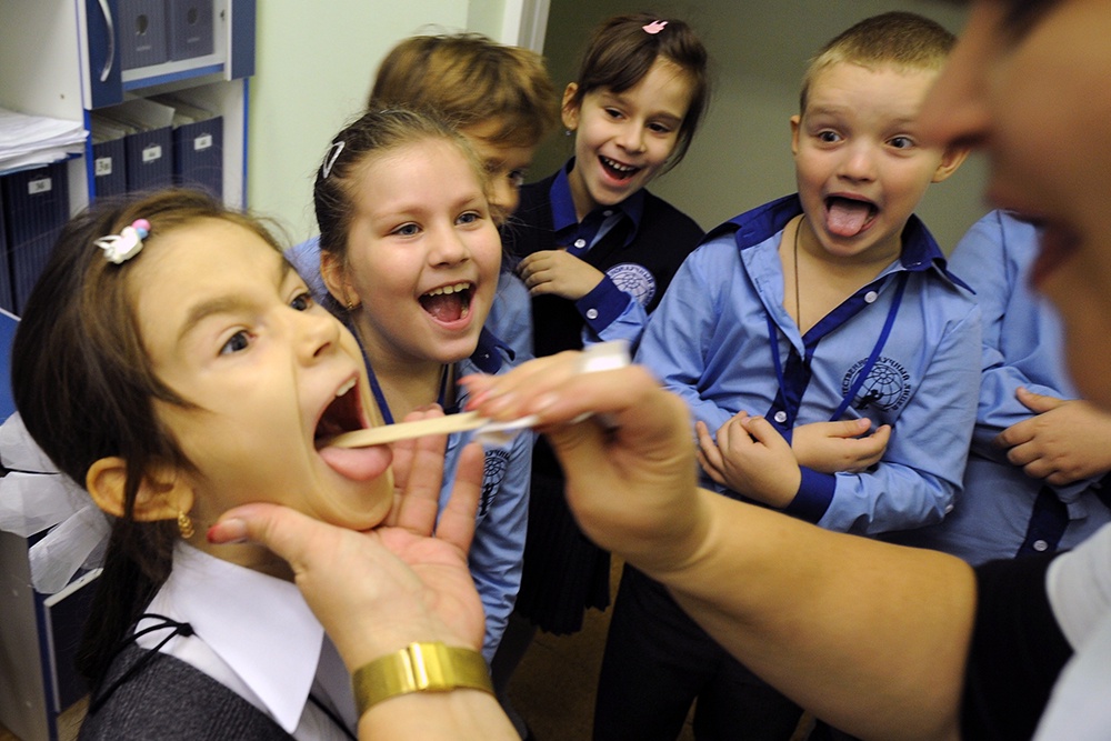 Проще показать язык врачу, лишь бы не болеть.