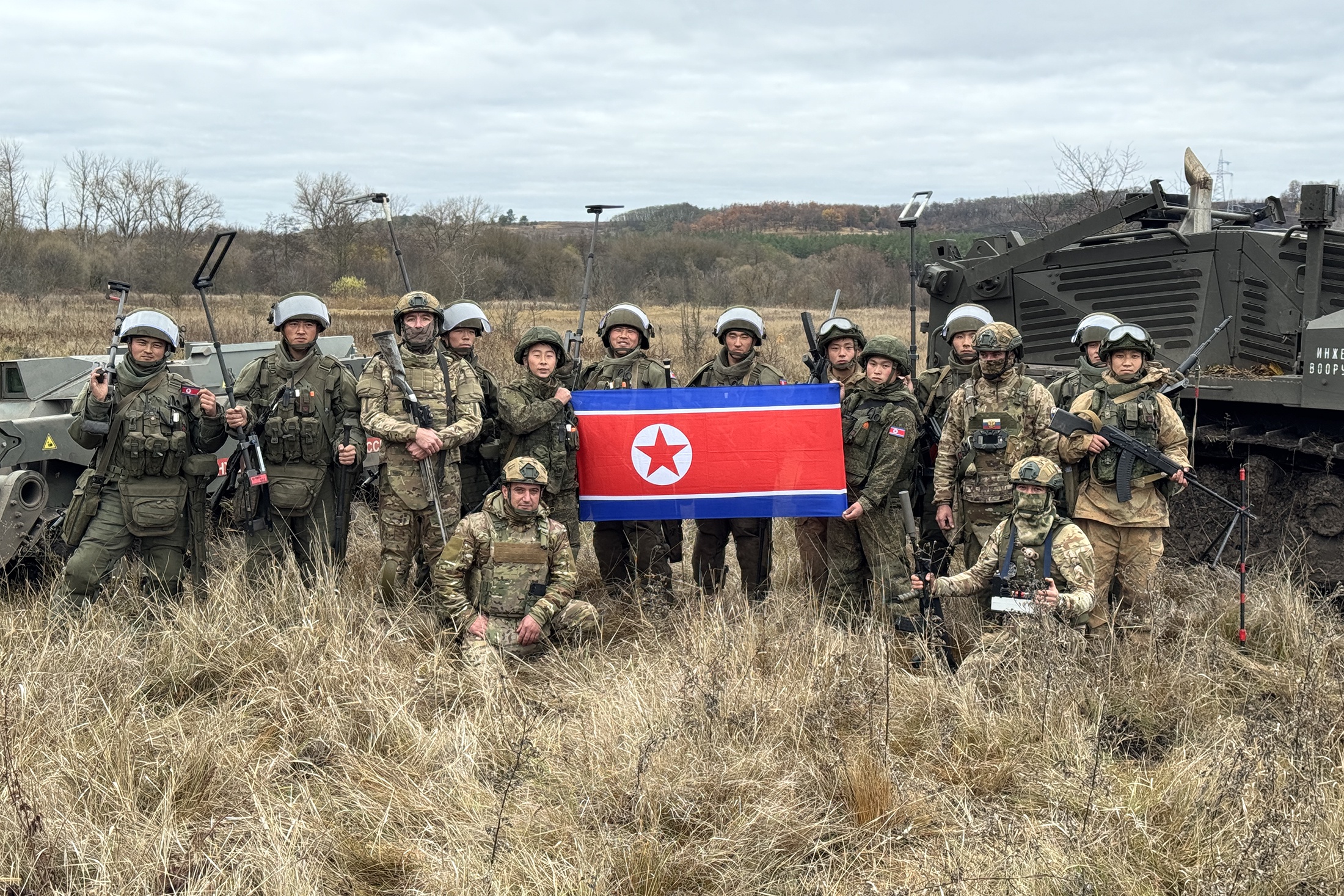 Корейские и российские саперы - настоящее боевое братство. Совместное фото после выполнения боевой задачи.